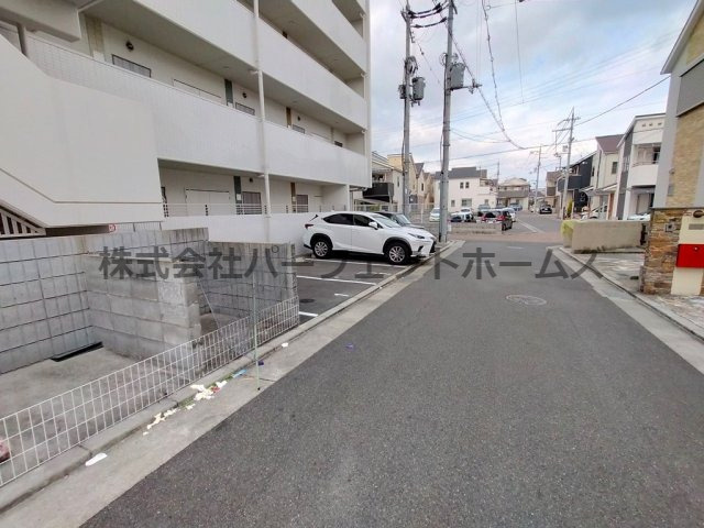 プレシス枚方の駐車場