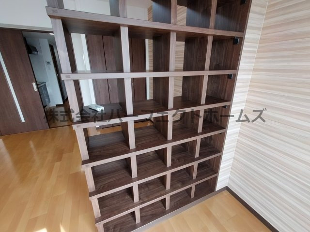 プレシス枚方の内装|本やインテリアを飾る棚が付いています。