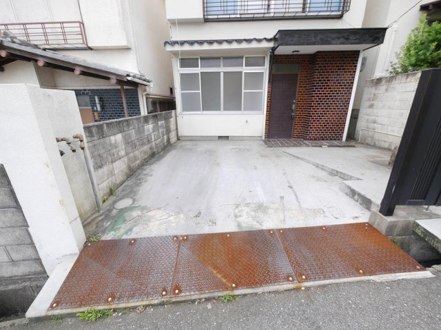 塩屋台1丁目戸建の駐車場