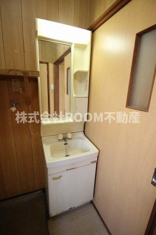 グッデンハウスの独立洗面台|独立洗面台、小物を置くことができて便利です