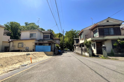 【前面道路含む現地写真】 | 城陽市寺田宮ノ谷　建築条件付き　土地 | 前道が約6.0ｍの閑静な住宅地です。前道幅員に余裕があるので、運転が苦手な方でも安心して駐車して頂けます。