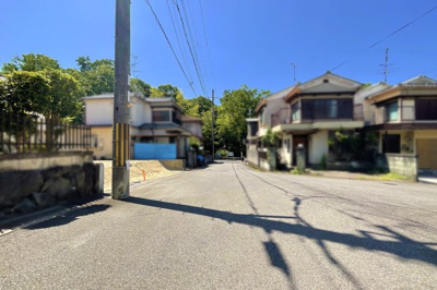 【前面道路含む現地写真】 | 城陽市寺田宮ノ谷　建築条件付き　土地 | 車で約6分にショッピングセンター《アル・プラザ城陽》とホームセンター《アヤハディオ》があります。気軽にショッピングが出来ます。