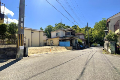 【前面道路含む現地写真】 | 城陽市寺田宮ノ谷　建築条件付き　土地 | 2025年春以降に開業予定の《アウトレットモール》が車で約5分にあるので楽しみですね！