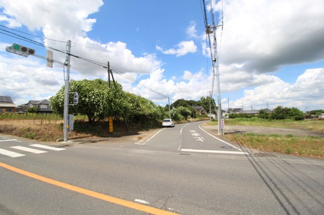 坂戸市横沼　資材置場用地　「坂戸ＩＣ」0.8kmの前面道路含む現地写真