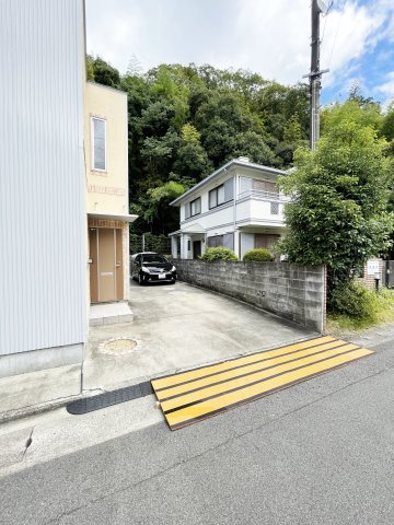 キューブ新貝の駐車場