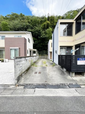 キューブ新貝の駐車場
