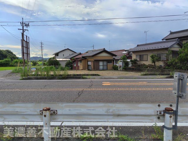 ６１３８６　関市山田土地の前面道路含む現地写真