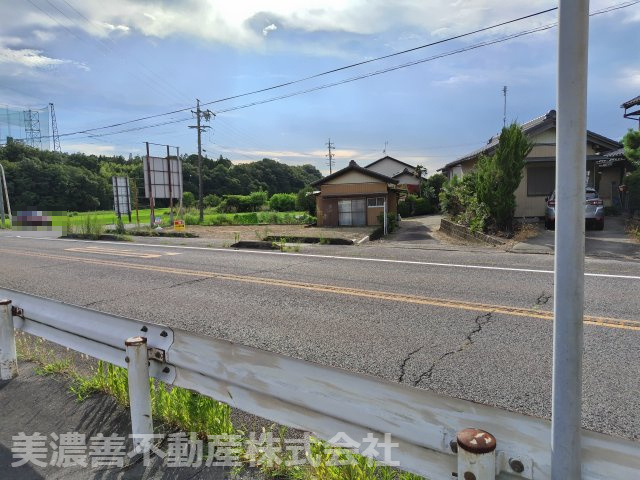 ６１３８６　関市山田土地の前面道路含む現地写真