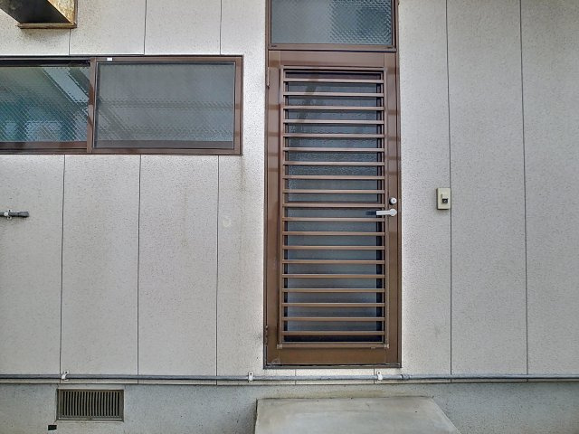 花田貸家の玄関