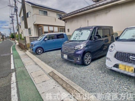 花田貸家の駐車場