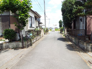 【前面道路含む現地写真】 | 南東側道路なので日当たりも良好です。