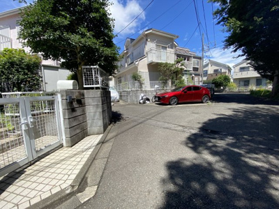 【前面道路含む現地写真】 | ◇湘南台駅平坦徒歩１２分の好立地！陽当たり良好◇藤沢市亀井野／中古戸建 | 前面道路は車返しもあるので駐車もしやすく出来ます。