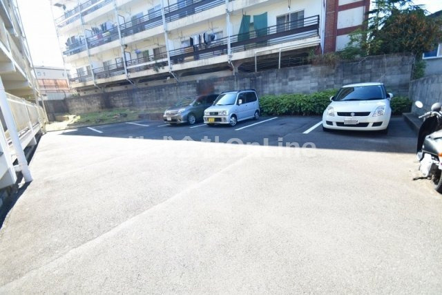 西岩崎コーポの駐車場