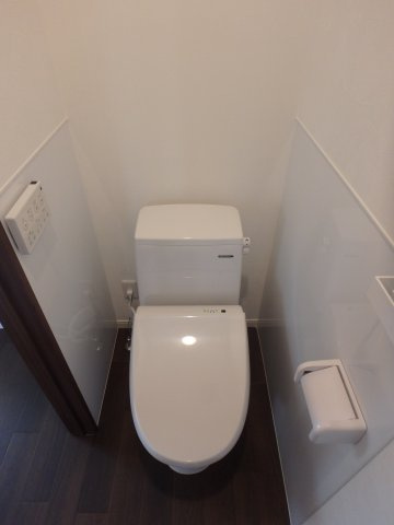 R5年リノベ東町借家のトイレ|東町　借家2F　1LDK　トイレ