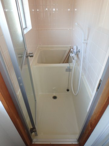 R5年リノベ東町借家の浴室|東町　リノベ東町借家2F　1LDK　風呂