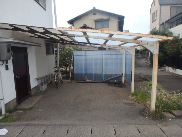 R5年リノベ東町借家の駐車場|東町　リノベ東町借家2F　1LDK　駐車場