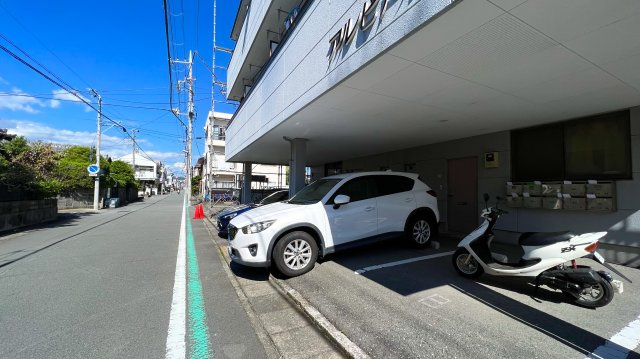 アルビノール五月の駐車場