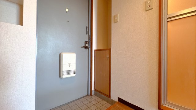 アルビノール五月の玄関