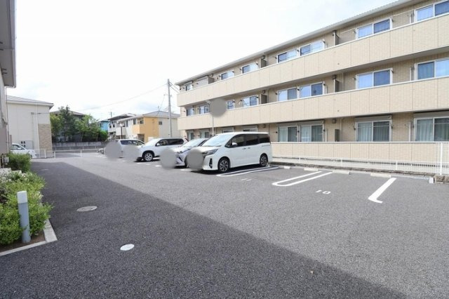 メゾンエクレールの駐車場