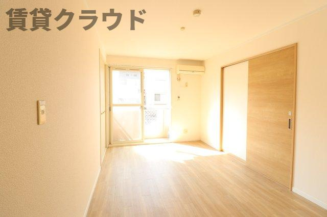 メゾンブランシュ弐番館の居間・リビング|こちらのリビングで趣味の時間をお楽しみください