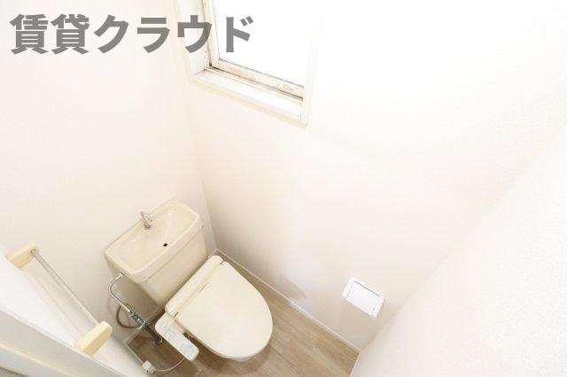 メゾンブランシュ弐番館のトイレ|落ち着いた色調のトイレです