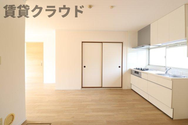 メゾンブランシュ弐番館の居間・リビング|こちらのリビングで趣味の時間をお楽しみください