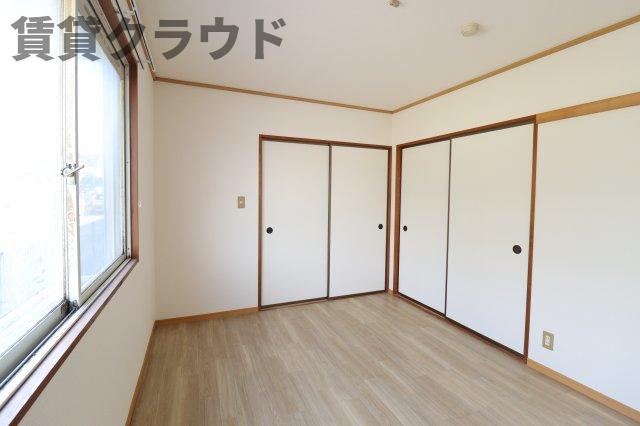 メゾンブランシュ弐番館の寝室|落ち着いた色調の寝室です