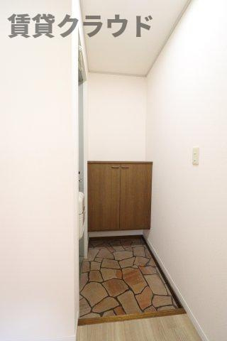メゾンブランシュ弐番館の玄関|収納もある玄関です