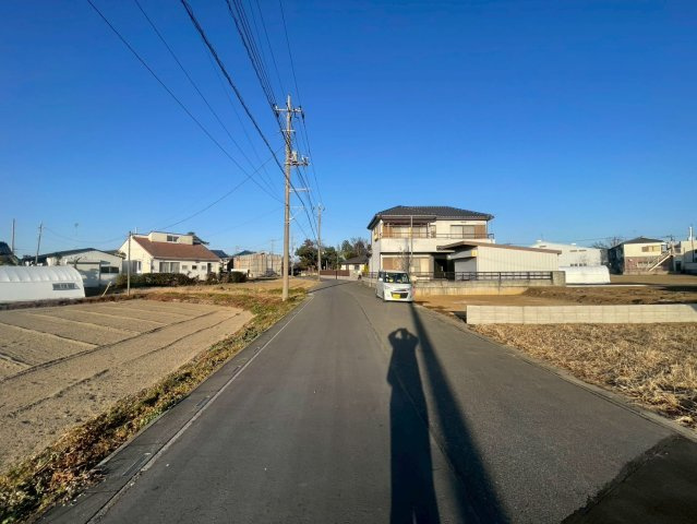 越谷市東町５丁目の売地の前面道路含む現地写真|現地（2026年1月）撮影　
北西側約５．０ｍ公道！４ｍの接道。敷延部分の幅員３．５mあり、お車の出入りもラクラクです♪