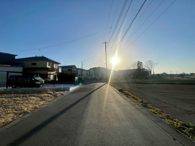 越谷市東町５丁目の売地の前面道路含む現地写真|現地（2026年1月）撮影　
北西側約５．０ｍ公道！４ｍの接道。敷延部分の幅員３．５mあり、お車の出入りもラクラクです♪