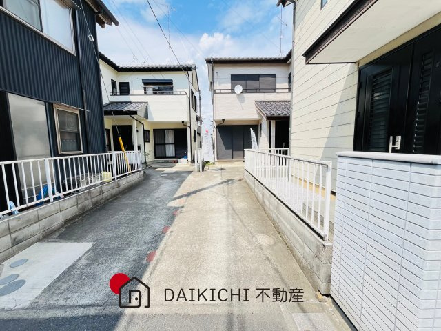 【前面道路含む現地写真】 | 熊谷市拾六間　中古戸建
