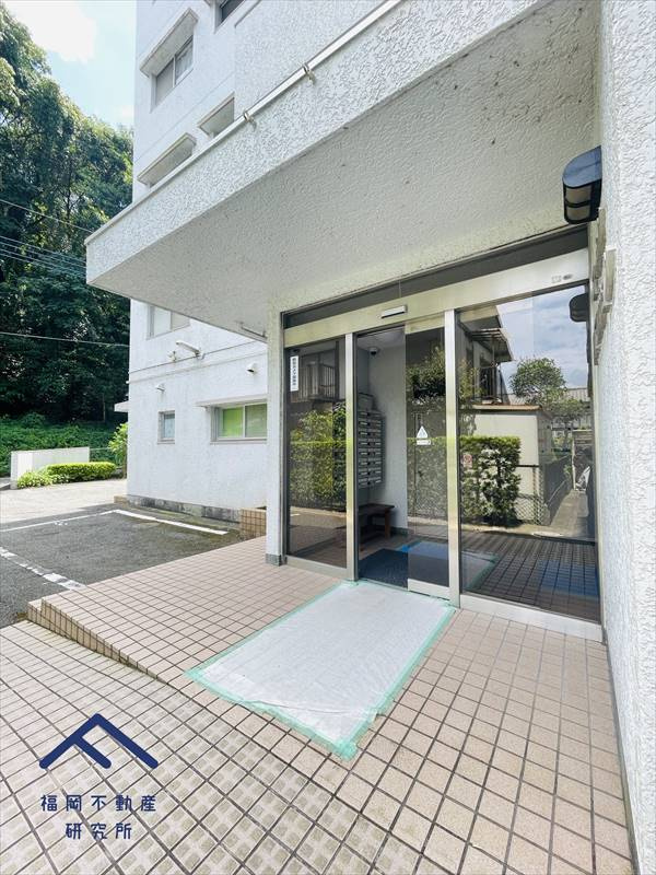 コーシン桜坂マンションのエントランス