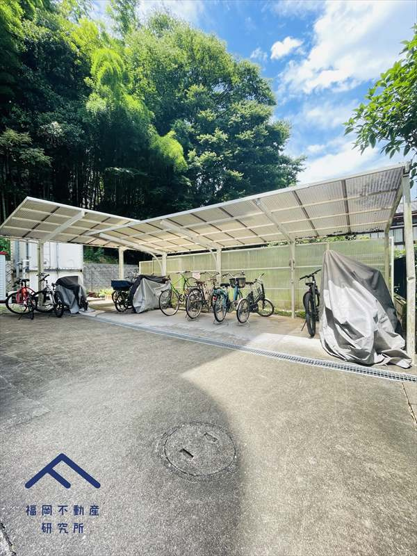 コーシン桜坂マンションの駐車場