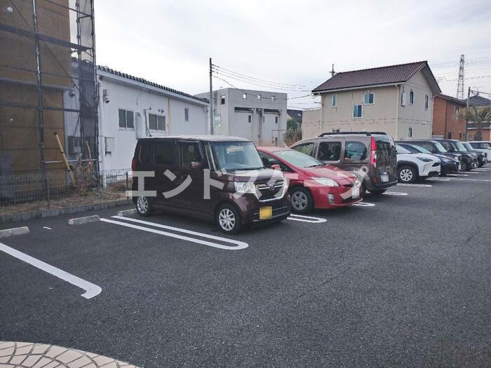 シャトレグランの駐車場|高崎、前橋エリアのお部屋探しはエンドスケープまで！お客様の理想お聞かせ下さい♪