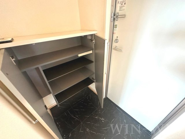 プレミール上野 A棟の玄関