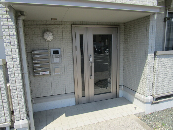 プレミール上野 A棟のエントランス