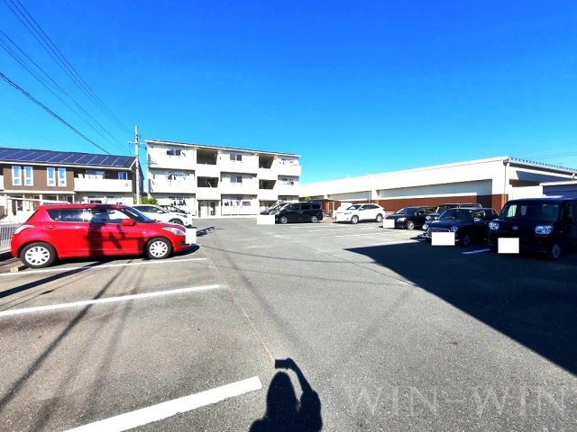 プレミール上野 A棟の駐車場