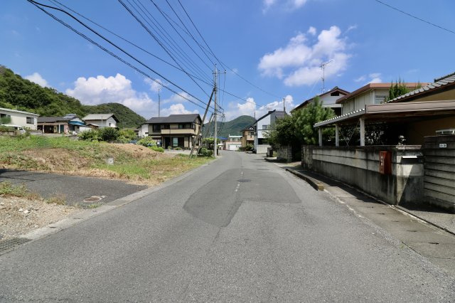 足利市八椚町の売地の前面道路含む現地写真
