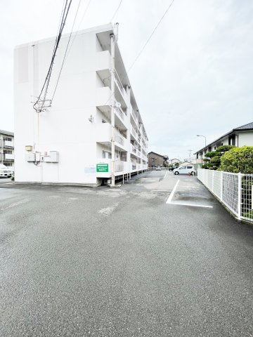 加渡ビルの駐車場