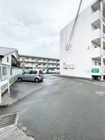 加渡ビルの駐車場