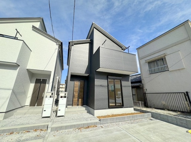 八潮市中央4丁目　新築戸建　全2棟　2号棟の外観|八潮市中央4丁目・カースペース並列2台分完備！！完成済みにつきご内覧可能です！