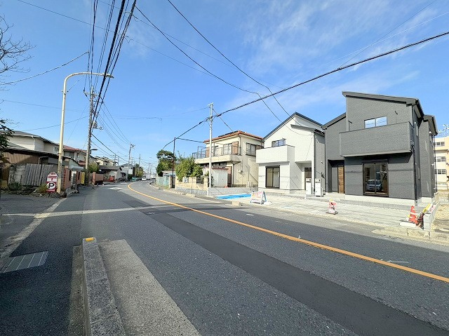 八潮市中央4丁目　新築戸建　全2棟　2号棟の前面道路含む現地写真|前面道路含む現地写真になります。