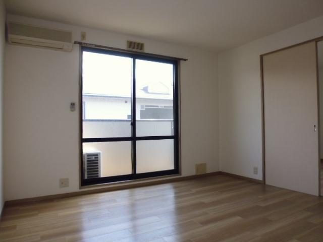 レイモンドサンヴィレッジＤの居間・リビング|９.５帖