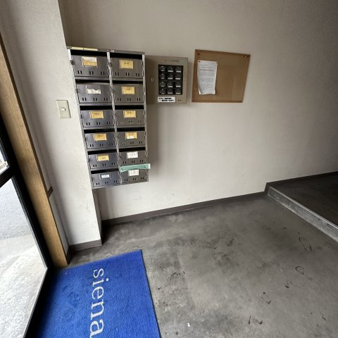 メゾンシエナⅢのエントランス