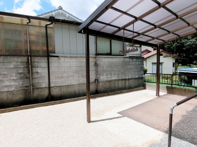 広島市東区福田6丁目　中古一戸建ての駐車場|お庭には暑い日に嬉しいテラス屋根付き