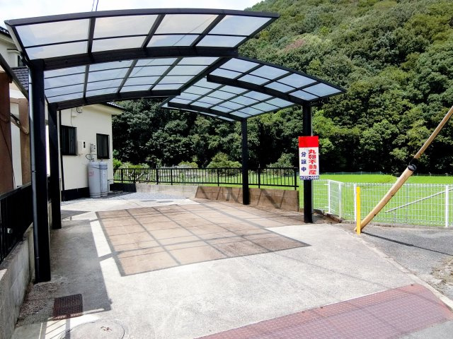 広島市東区福田6丁目　中古一戸建ての駐車場|２台分カーポート付きで大事な愛車が汚れにくいです♪