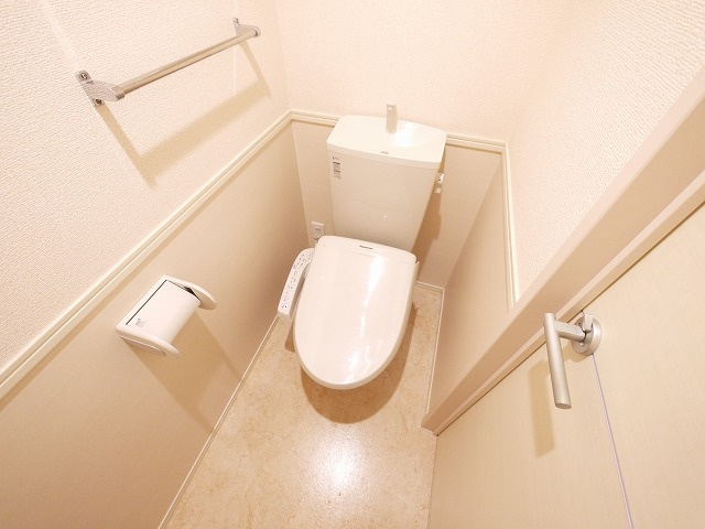 レジデンス　天理のトイレ|落ち着いた色調のトイレです