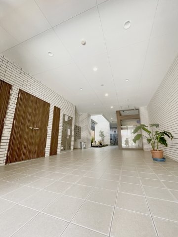 ドルフ今里駅前のエントランス