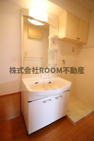 フローリッシュ広呂原の独立洗面台|朝の支度にも助かる、独立の洗髪洗面化粧台