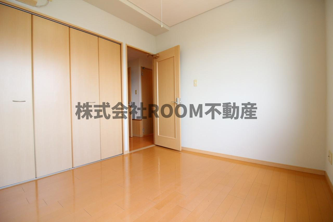 フローリッシュ広呂原の寝室|広くて明るい寝室